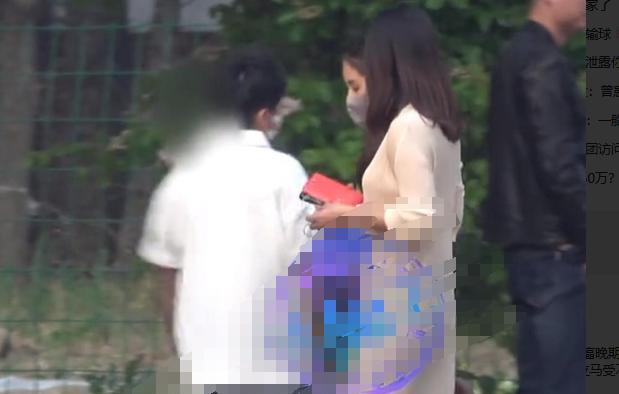 王子文北京带娃出行，11岁儿子壮实模样引关注近日，媒体捕捉到王子文在北京带娃的