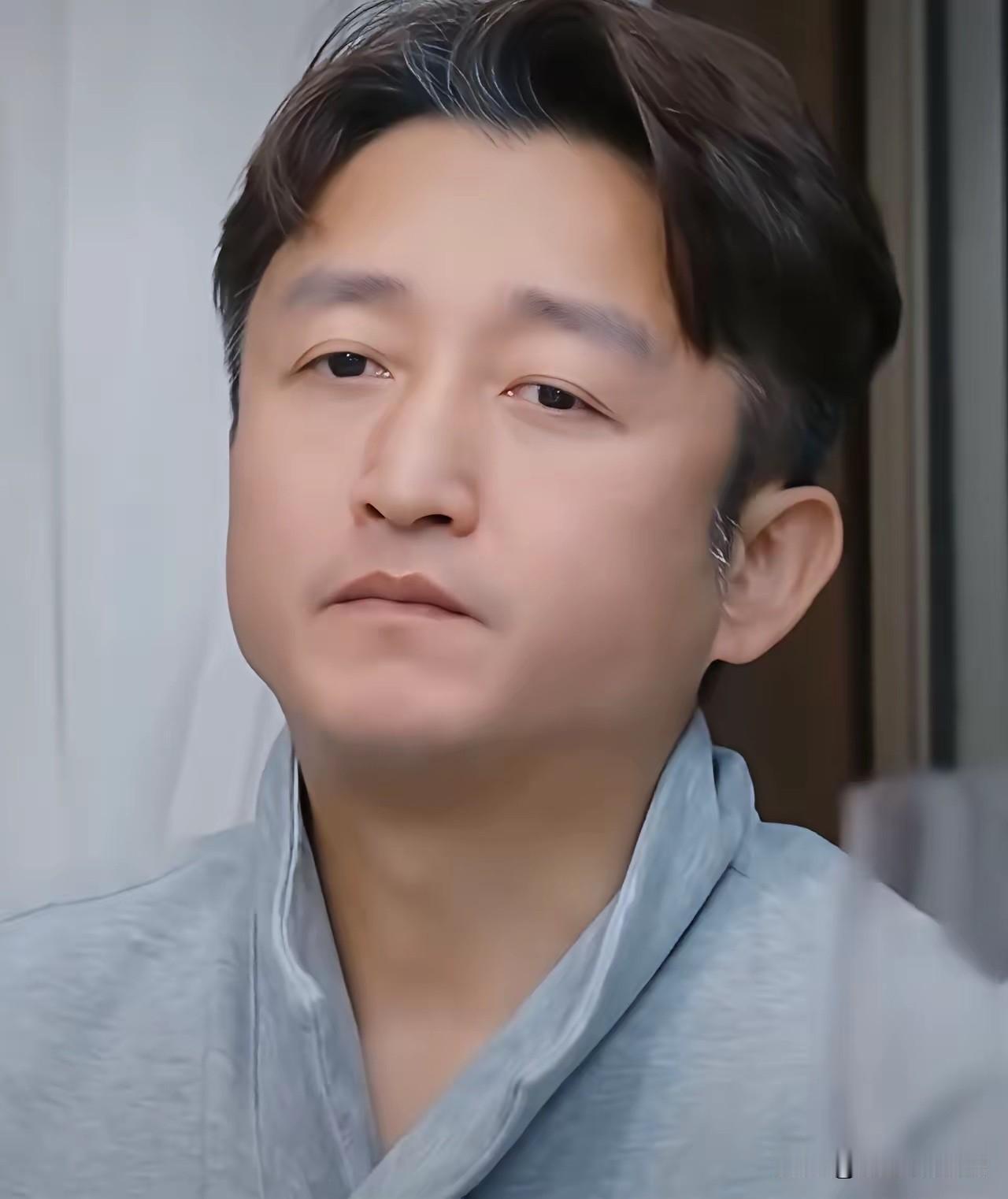 可怜的男人出身普通家庭，靠自己极至的努力改变了命运，名利双收，娶了白富美，成了
