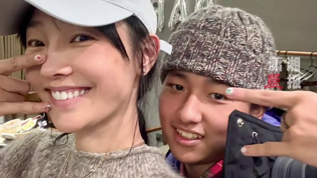 白百何首晒儿子正面照 同款美甲被赞‘萌娃甜妹’