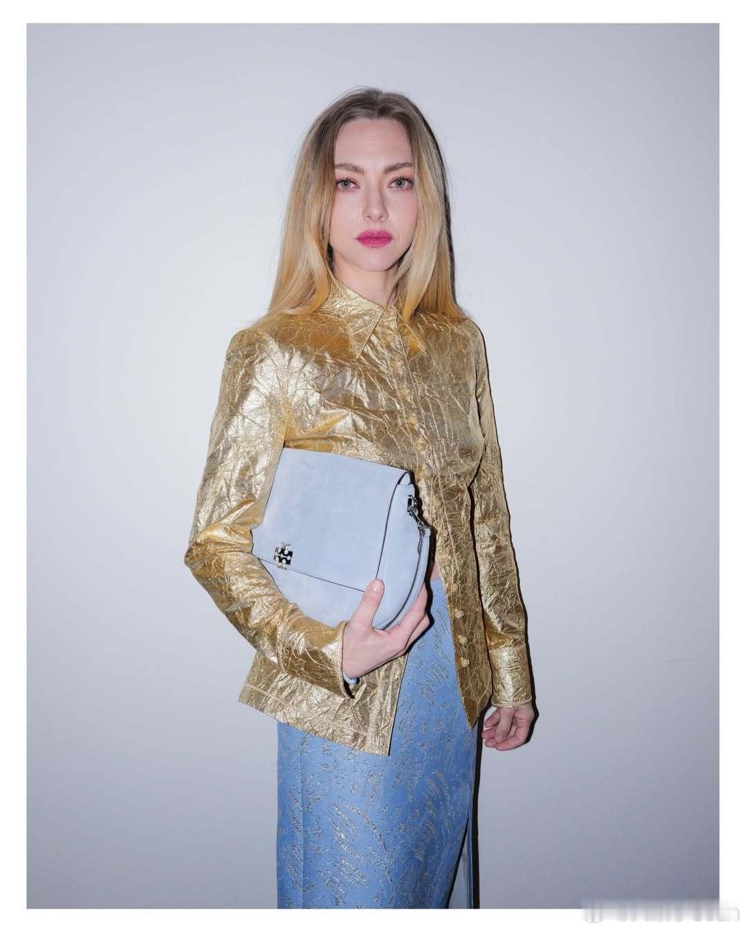 Amandaseyfried阿曼达塞弗莱德昨日出席纽约时装周观看ToryBu