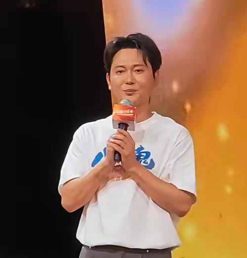 【孟鹤堂4000元买核桃，背后说明了什么？】孟鹤堂花4000元买下一对普通“霸