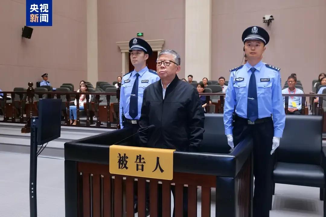 22亿元人民币，这是杨有林为官三十年的“政绩”！这些钱，重达2486吨，一辆重