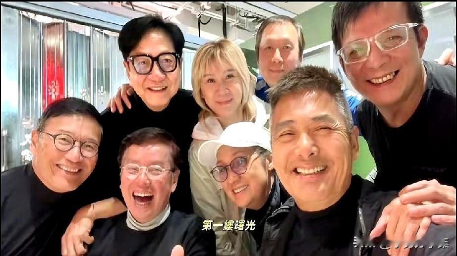 铁公鸡终于拔毛了。周润发这次居然自掏腰包，宴请了100多位TVB的老同事。