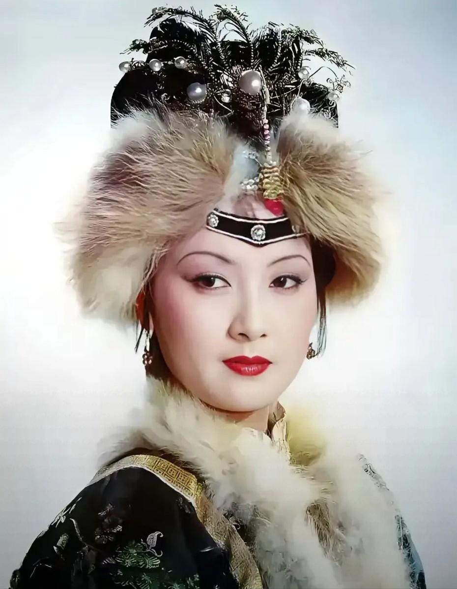 一双丹凤三角眼，两弯柳叶吊梢眉。这是红楼梦原著，王熙凤外貌的描写。我觉得冬天
