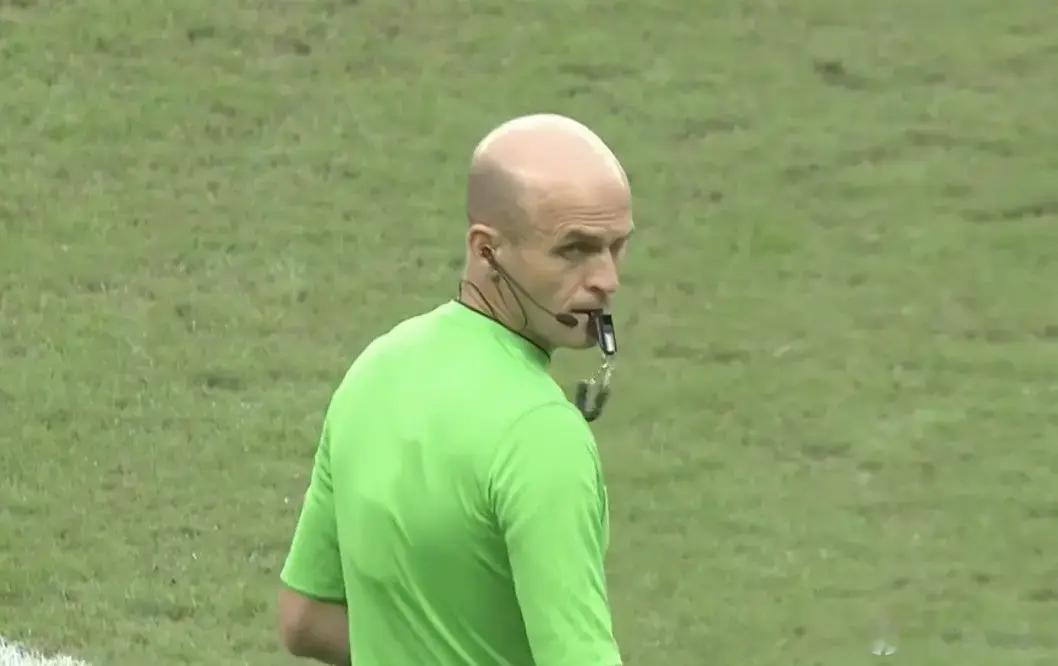 我去！这光头裁判我说怎么看着这么眼熟总感觉在哪见过。想了半天，突然恍然大悟。这不