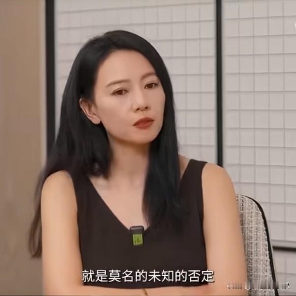 主持人问高圆圆：“你产后付出都是第一部戏是什么？”高圆圆说：“叫《完美伴侣》