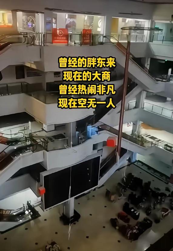 给胖东来涨房租的那位房东——准确说，是那几十户小业主里带头抬价的那位——这辈子做