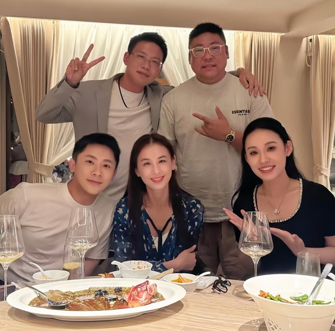 黄圣依在上海和朋友聚餐时，状态格外好——皮肤白里透红，脸型也很小，整个人看起来少