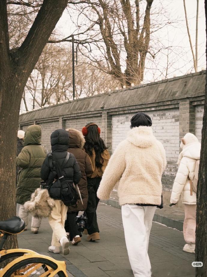 鼓楼偶遇陈都灵拍物料网友鼓楼偶遇陈都灵拍照有网友在鼓楼偶遇陈都灵拍物料，实名羡