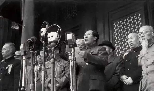 今天是一个特殊的日子，谨以此文缅怀一个人。一个伟大的人，一个纯粹的人！他，于