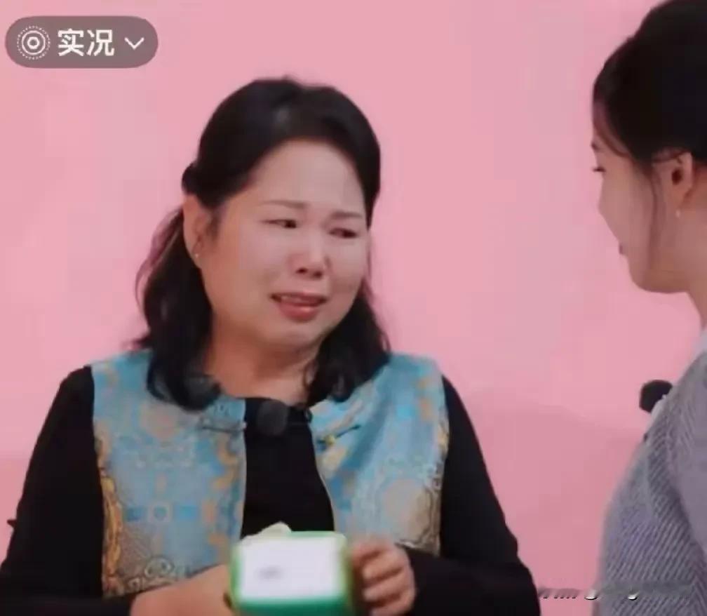 女儿不吃妈妈那套，加油张家齐她的眼睛也很有戏，抬眉、斜眼、白眼和注目，