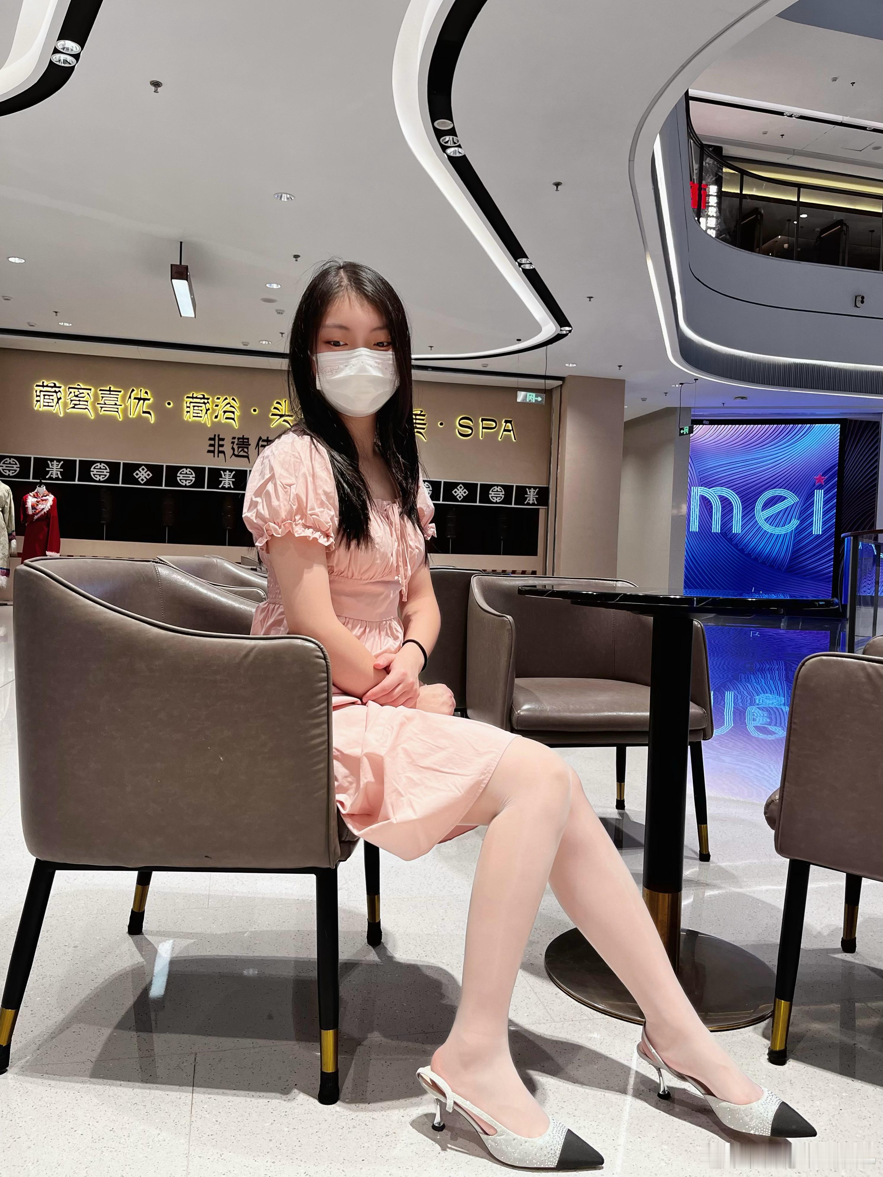 来咯~穿搭大长腿丝袜小姐姐