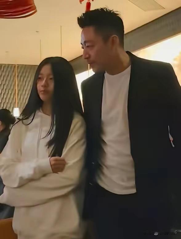 现在才发现，小玥儿是真好看，纯天然没雕琢，脸型标致又周正，比小S三个孩子辨识度