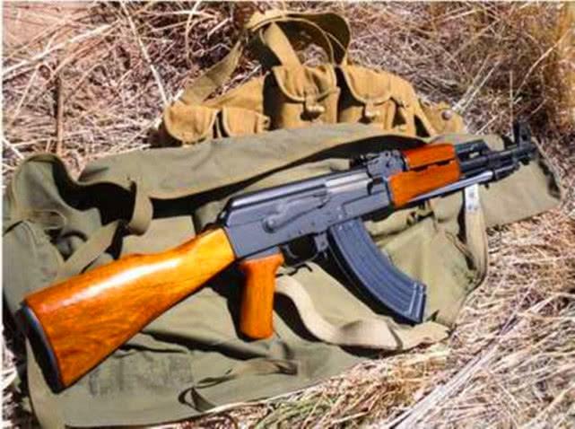 军事话题：56式冲锋枪射击时容易产生“虚光”，每次打靶都因为这个少了几环，最后学