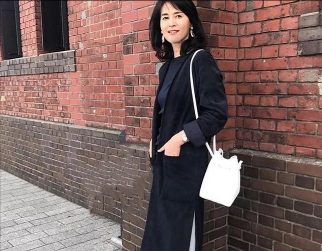 60岁老师退休后，爱夸社区阿姨精致，邻居嚼舌根，如今大家都羡慕他的状态我家