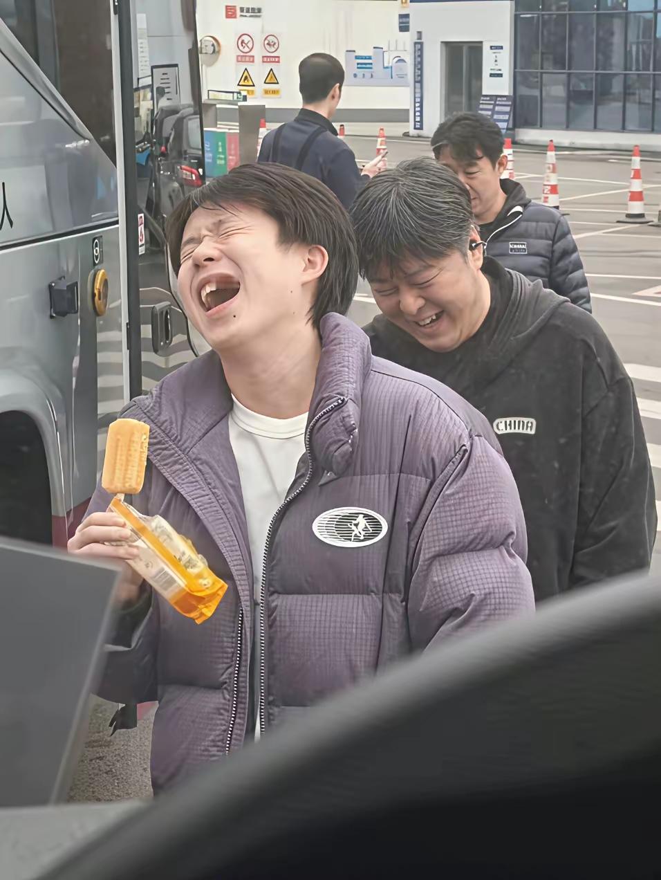 今天头哥又被网友“议论”了，不是因为他参加了什么活，也不是他比赛时的轶闻趣事，而