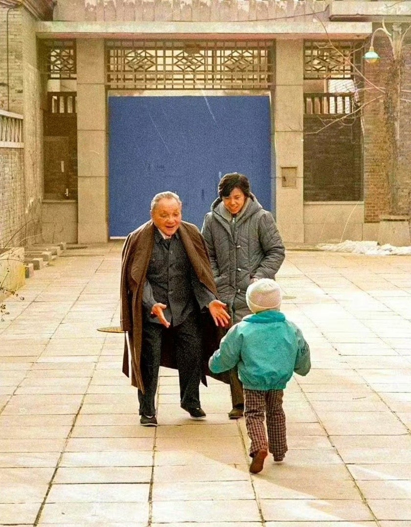 一张太罕见的老照片，生活中的他那么慈祥亲切，就像隔壁的老爷爷。