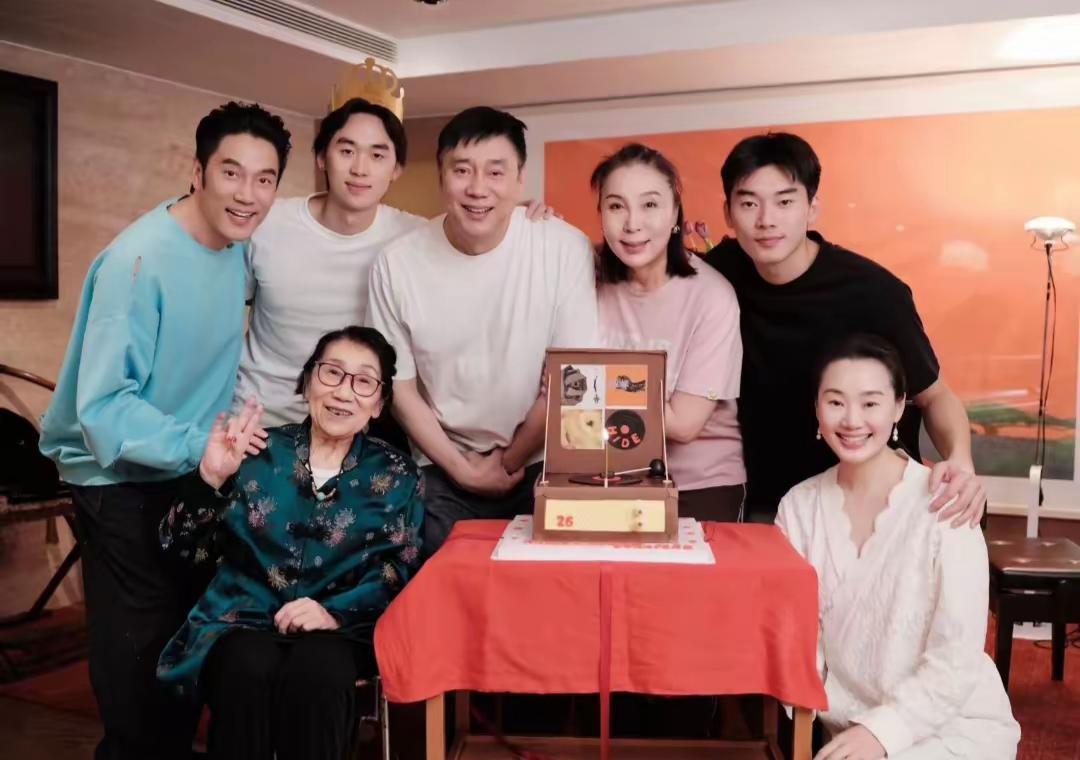 林依轮家的生日宴，没明星喧哗，只有一桌人笑得像老照片翻出来。八十岁的妈坐轮椅