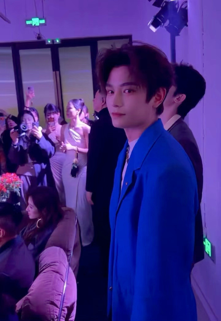 丁禹兮这碰杯视角直接焊心巴上！宝蓝西装贵气拉满，和镜头漫不经心一碰，松弛感拉满，