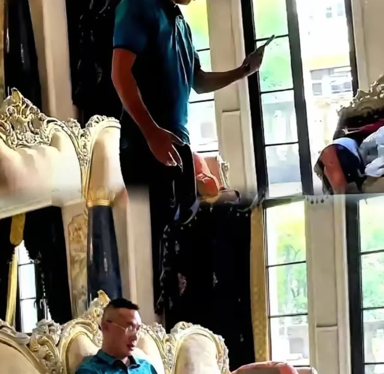 一男子离婚了，有一天接到前妻的电话，说女儿高考了，分数很高，问要不要一起庆祝一下