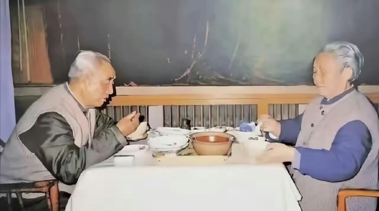 徐向前元帅与妻子黄杰在家吃家常晚饭，桌上饭菜十分简单，只有普通碗碟、小菜，没有丰