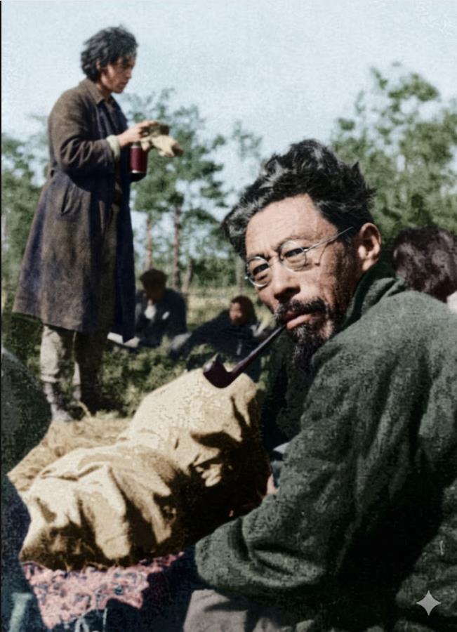 1945年，石林里，这张照片留住了闻一多生命里最松弛的一刻，照片中闻一多靠坐着，