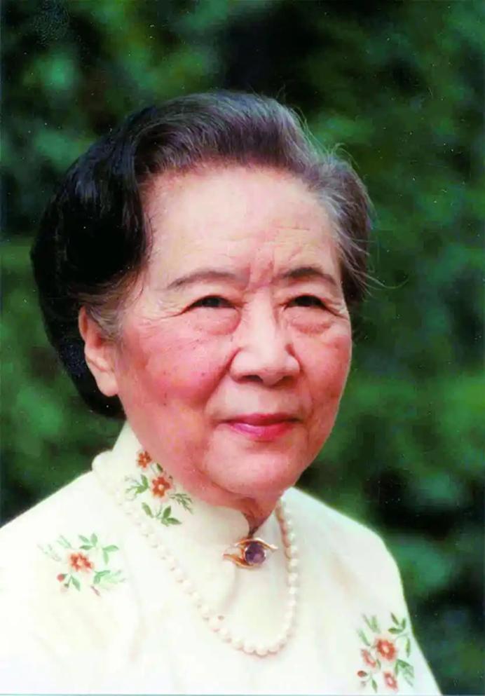 她是杨振宁极为佩服的前辈,差点就获得了诺奖,她有什么成果呢?很多人说:世界欠吴健