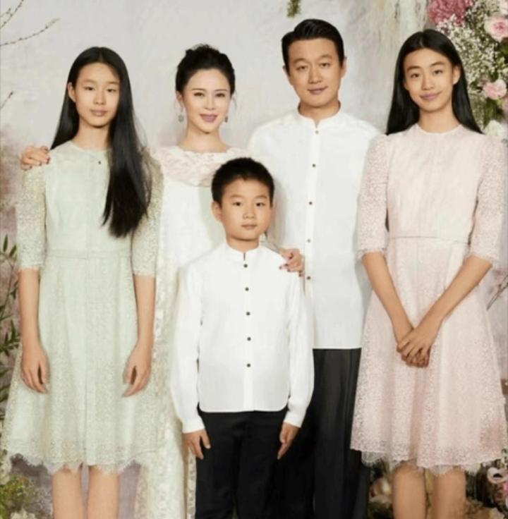 佟大为想让大女儿进娱乐圈，特意在剧里给她安排了个角色，还亲自教演戏。女儿演完就没