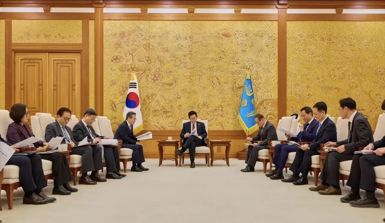 仪式感拉满！李在明搬进青瓦台后，召开部下研究工作，从现场可以看到李在明的总统范直