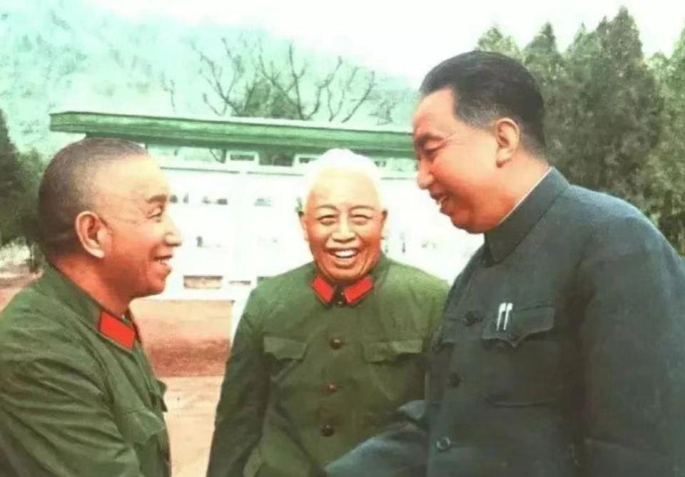 1979年，在叶剑英的邀请下，粟裕来到山东烟台，去看望叶剑英。海风掠过烟台的