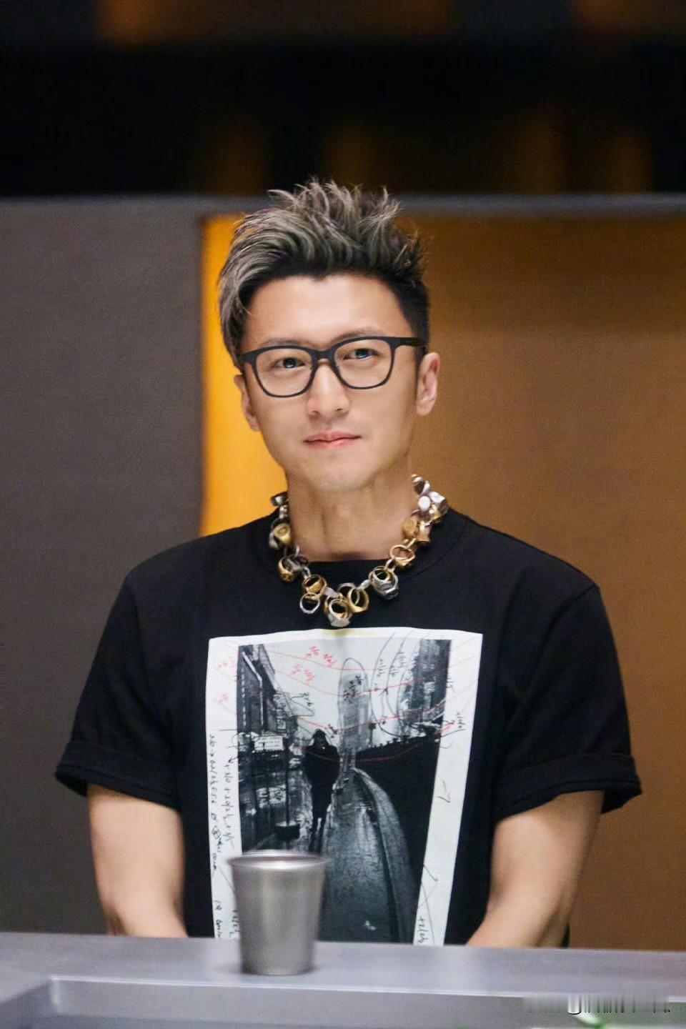 谢霆锋这样下去真的不行明明演戏演得好，他不演了明明唱歌唱得好，他不唱了人到