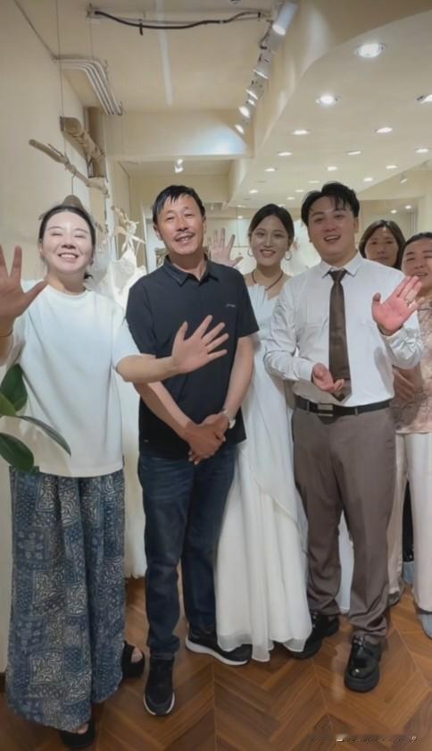 小故事！二子这下功劳可不小，把郭老头也给叫过来了。为了郭老大的婚事