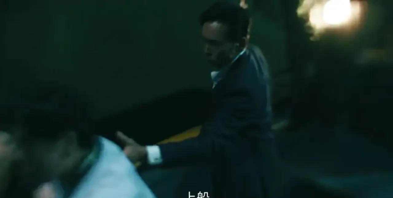 《扫毒风暴》为制造卢少骅假死的假象，K哥够狠，直接要挖出卢少骅一块髋骨扔到大爆炸