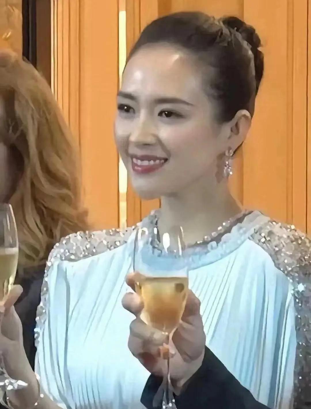 章子怡笑颜如花，清新淡雅气质佳。演员的一副好牙齿能增添不少靓丽色彩。大家看章子怡
