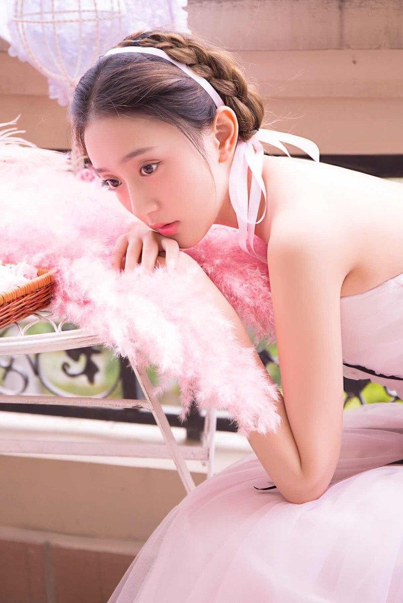 梦幻粉裙少女宛如童话中的公主粉裙仙女仙女粉长裙粉裙仙女