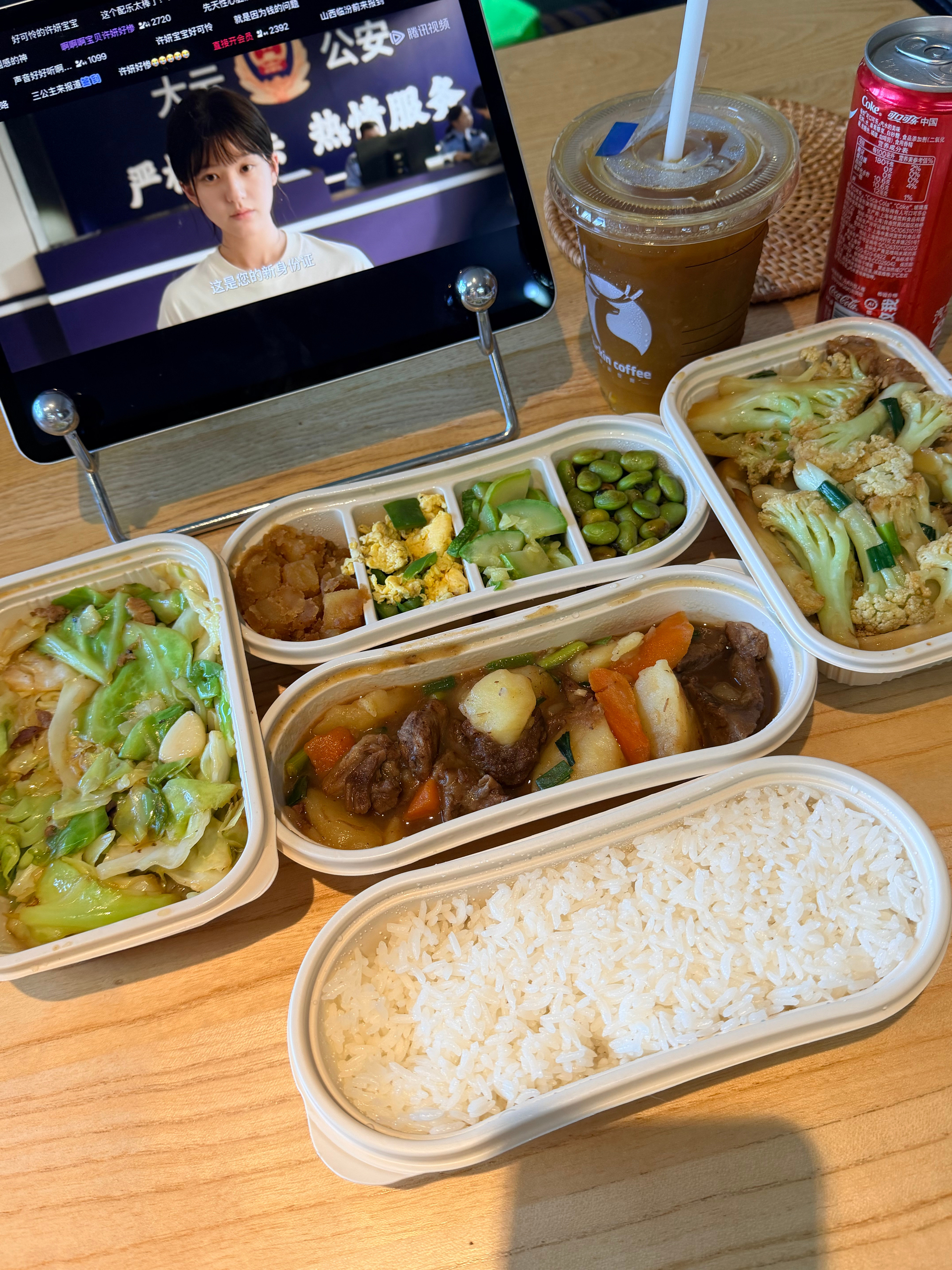 今天吃的：一拳米饭，其他没有了🍚(＾ڡ＾)​​​
