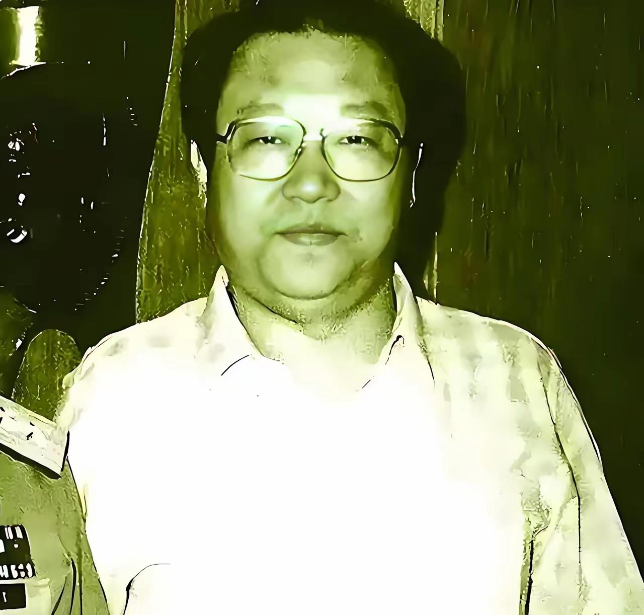 2015年10月，广州白云机场，李志豪走下飞机，没讲话，只朝接机的人敬了个礼，低