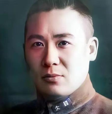 杨遇春黄埔三期出身，红军师长，因为政委杀了他父母，夜杀政委投蒋，庐山血战痛击冈村
