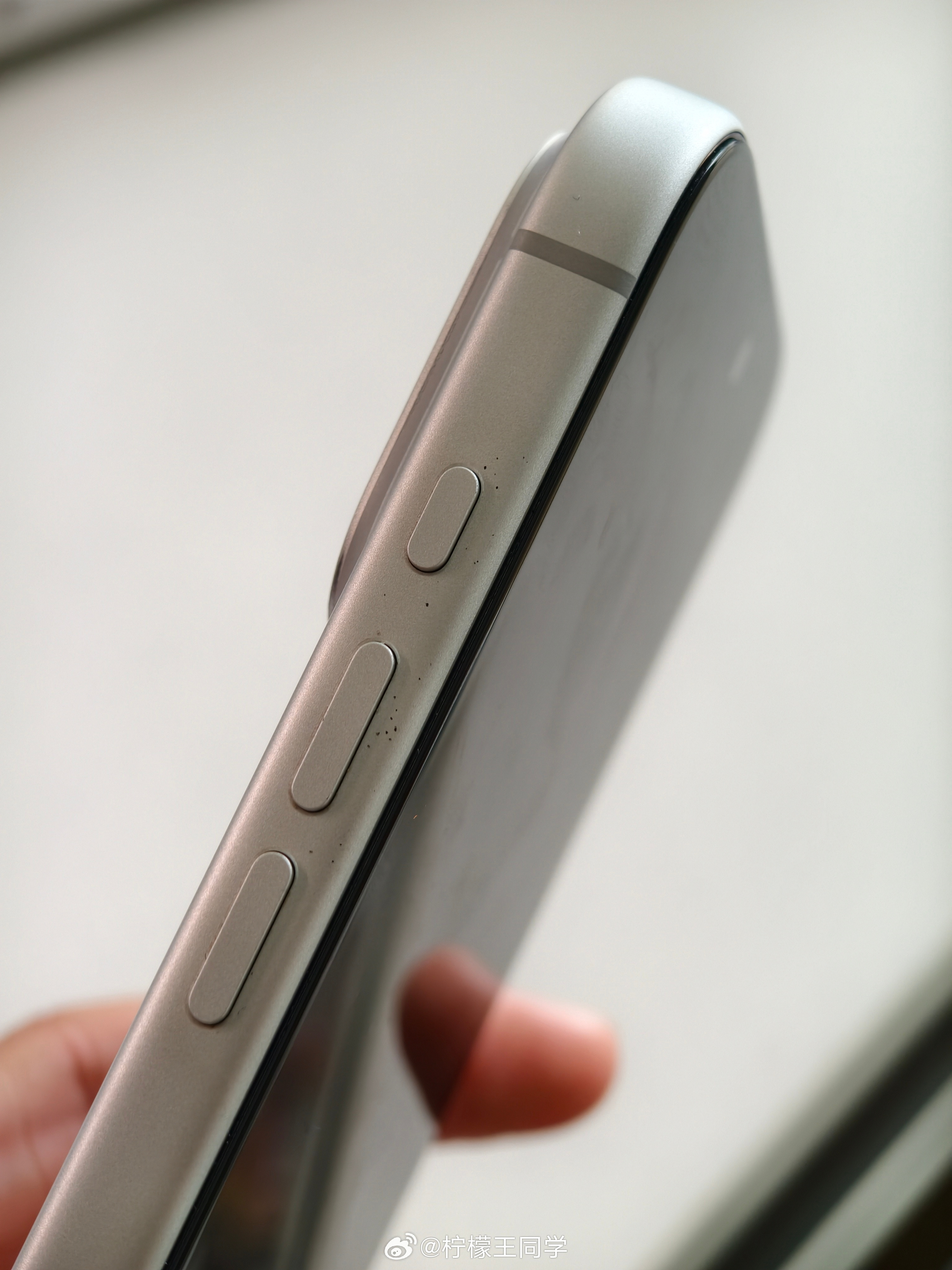 这届iPhone17Pro质量真不行，带壳摔一下，都顶到天线了，边框还有一堆小