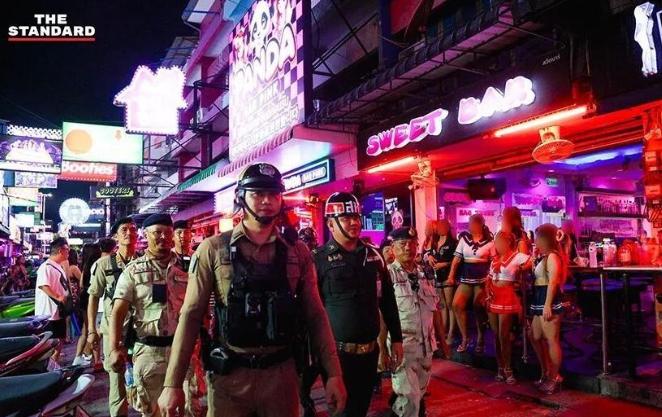 美军航母林肯号好不容易靠一趟泰国港口，原本是来休整补给的，结果又变成了当地治安的