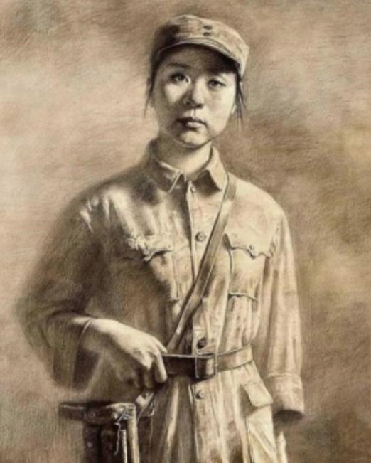 1940年，女战士江涛被军阀押到了山坡上执行枪决，在行刑前，敌军首领竟捏着她的脸