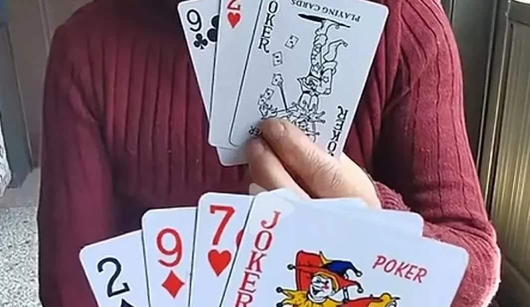 刘姐指着牌面说到，你要是打赢了地主这把牌，我就佩服你是斗地主高手，并且拜你为师。