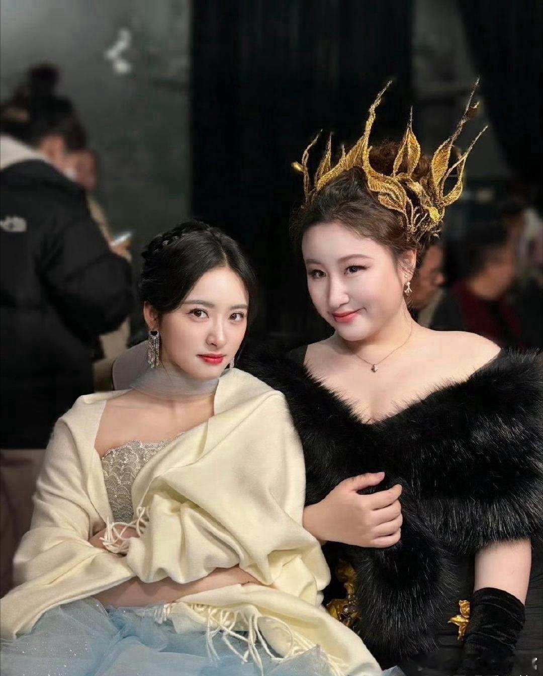 锤娜丽莎发布跟沈月的合照，底下沈月回复锤锤：很难形容图一