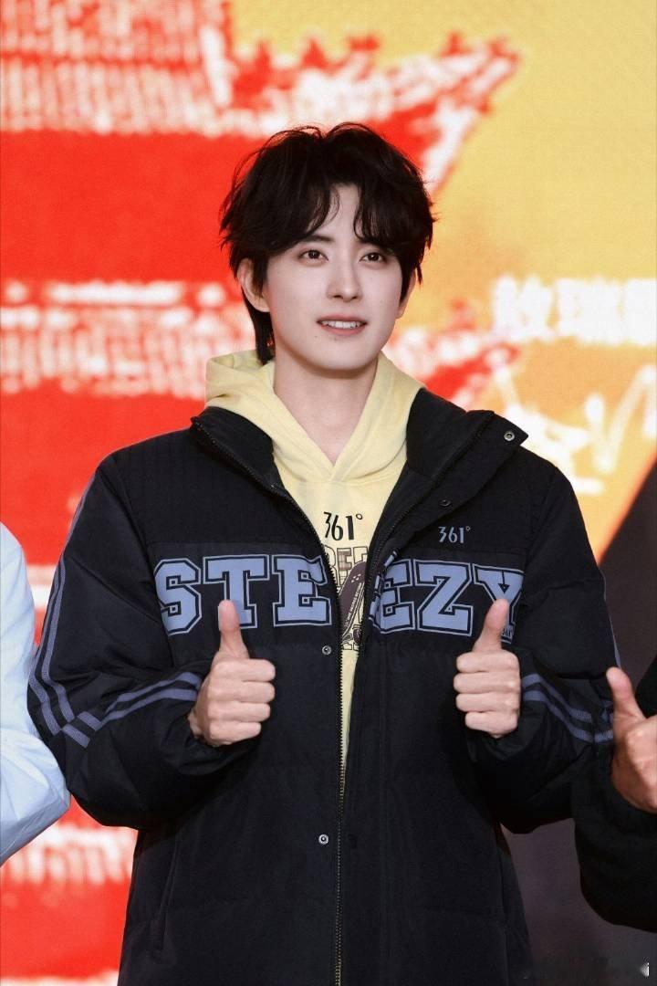 敖瑞鹏、陈哲远两个帅哥昨日活动造型状态！好权威的两张脸