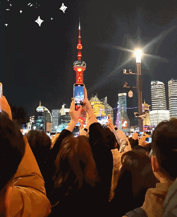 上海跨年夜真的太疯狂！都说外滩有一亿人，虽说夸张，但人是真多。万国建筑群亮灯，零