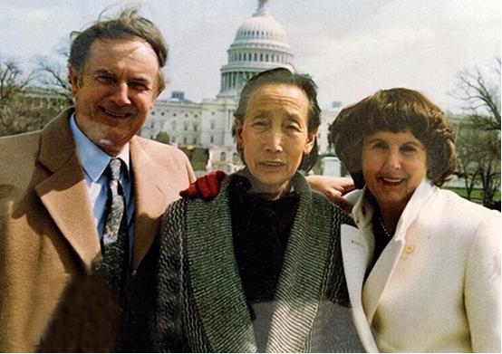 1942年，五位美军飞行员在返航途中坠毁，被中国农妇赵小宝救下，不料50年后，赵