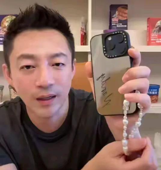 汪小菲直播分享：周末一家四口吃火锅，还给小玥儿买了手机壳。最近，汪小菲在直播