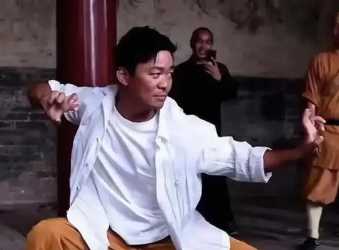 王宝强在节目里聊北漂，说自己十七岁在北影厂后巷被仨混混拿刀堵。兜里只有刚攒够