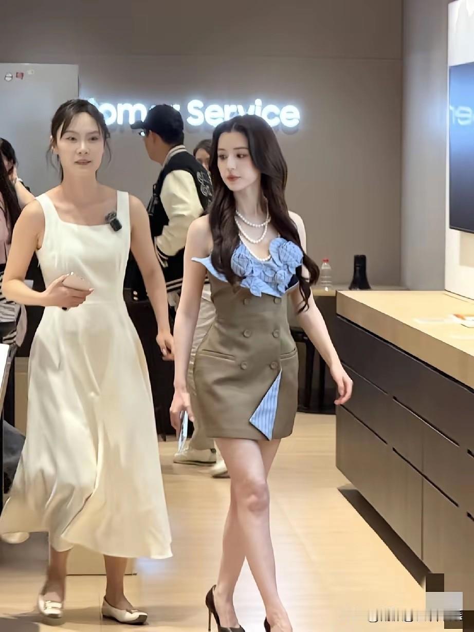 两人对比之下，才知道谁最漂亮。