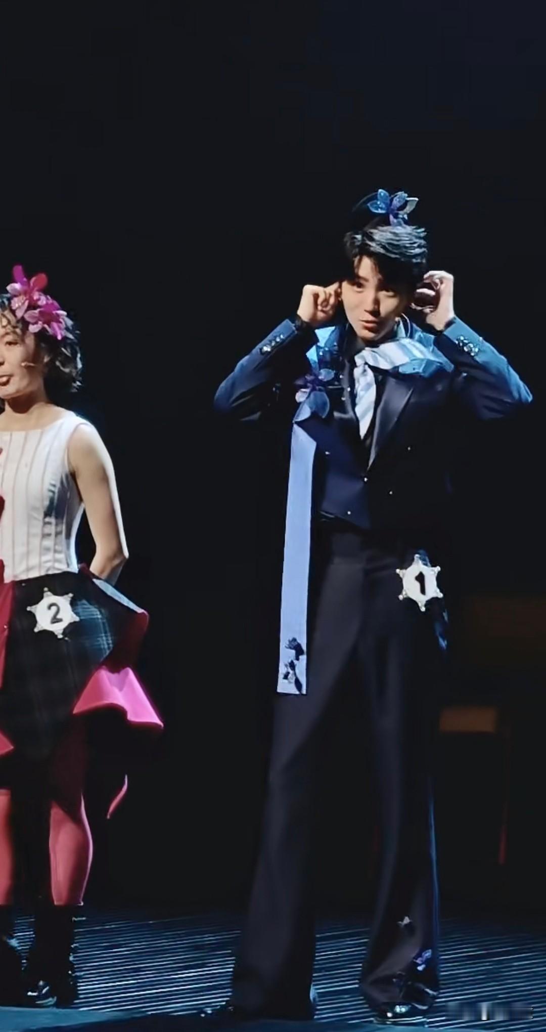 昨晚，王俊凯的话剧《趁世界还年青》在北京晓剧场演出，全红婵到场观看。当她进入观众